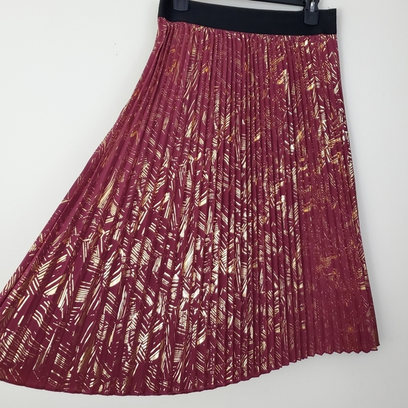 Lularoe Elegant Jill Metallic Pleated Skirt - Picture 6 of 15